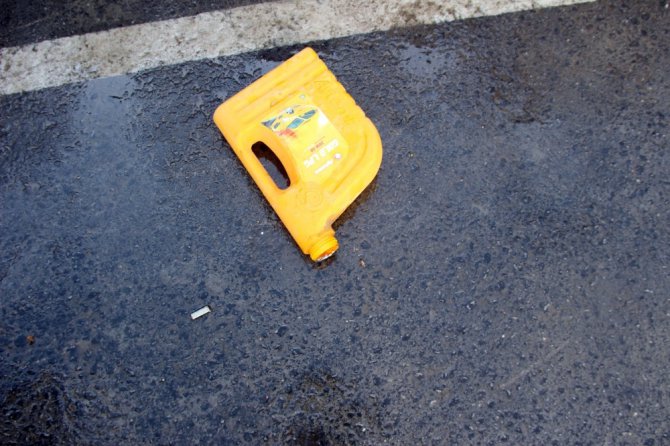 Drift yaparken kaza yapan kadın sürücü otomobili yakmaya çalıştı