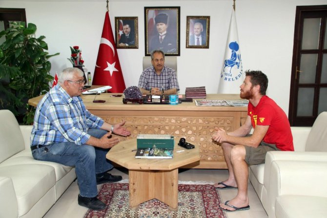 Hollanda’dan bisikletle dünya turuna çıkan Mark Koelen, Akşehir’de