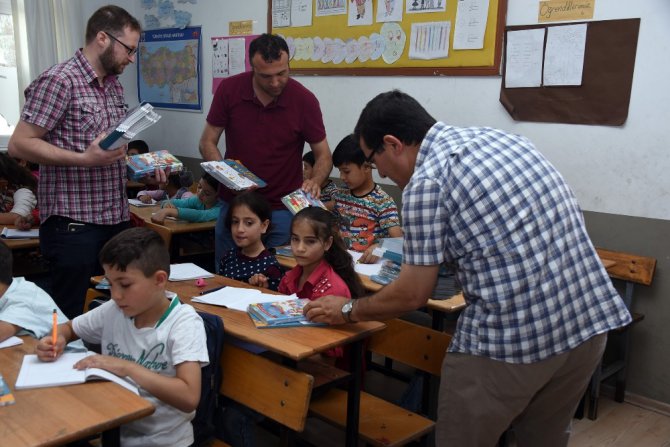 Büyükşehir Suriyeli öğrencilere üç bin kitap hediye etti