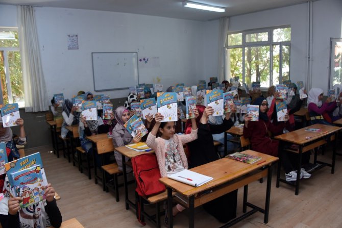 Büyükşehir Suriyeli öğrencilere üç bin kitap hediye etti