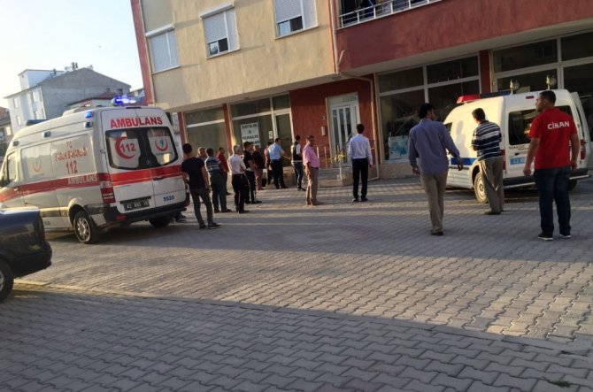 Çocuğunun gözünün önünde eşini öldürüp intihar etti