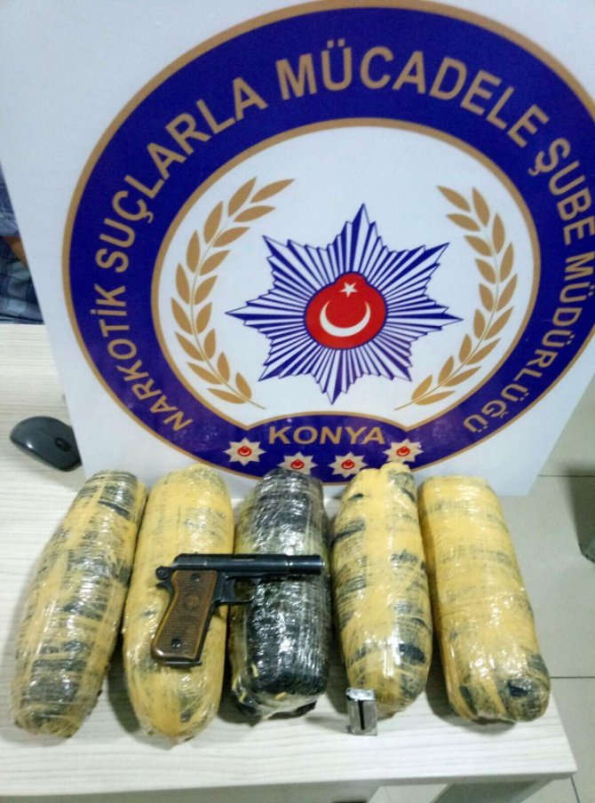 Uyuşturucudan tutuklanan muhtar azasının eşi 4 kilo esrar ile yakalandı