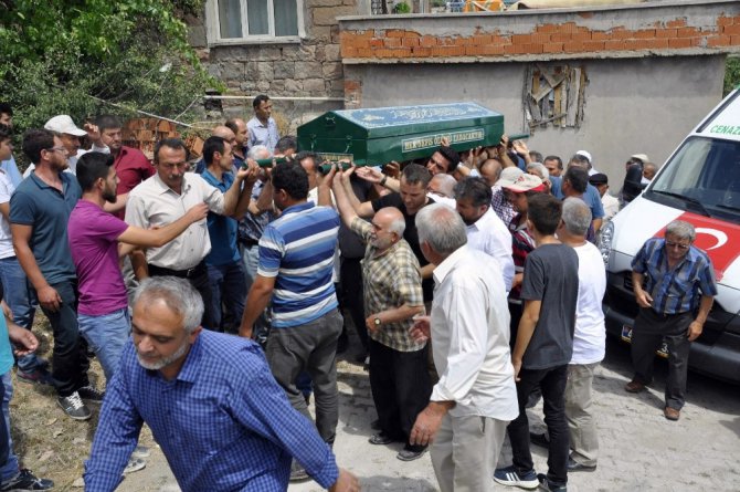 Cinnet kurbanı hemşire gözyaşları içinde toprağa verildi