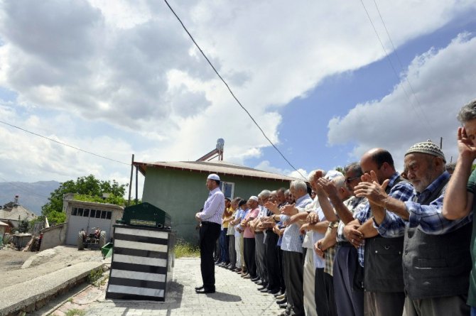 Cinnet kurbanı hemşire gözyaşları içinde toprağa verildi