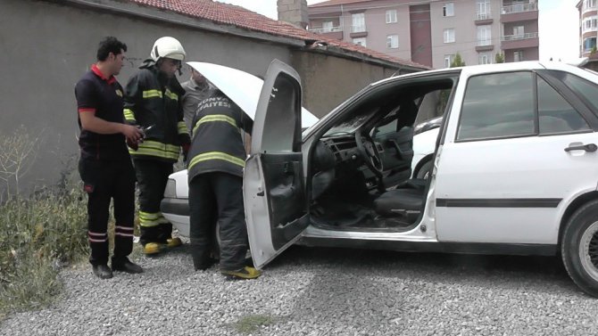 Otomobilde unutulan cep telefonu sıcaktan patlayarak aracı yaktı