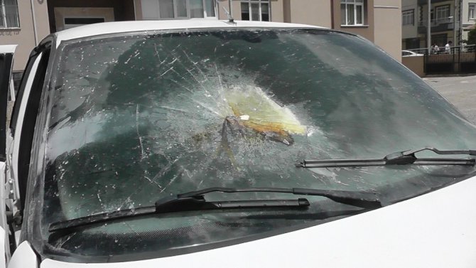 Otomobilde unutulan cep telefonu sıcaktan patlayarak aracı yaktı