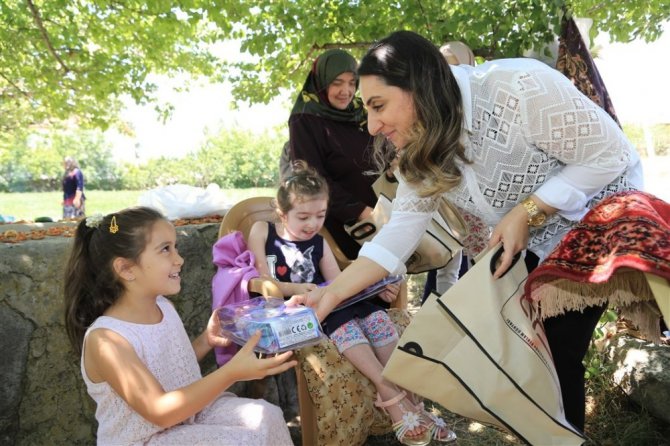 Vali eşi Pekmez’den şehit ailelerini ziyaret