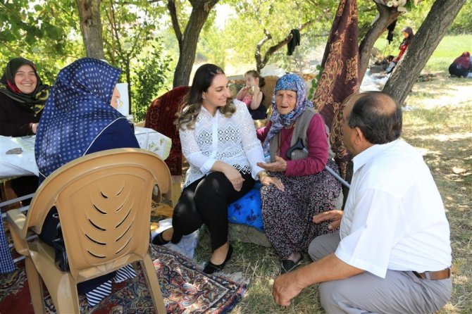 Vali eşi Pekmez’den şehit ailelerini ziyaret