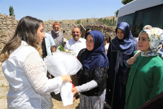 Vali eşi Pekmez’den şehit ailelerini ziyaret
