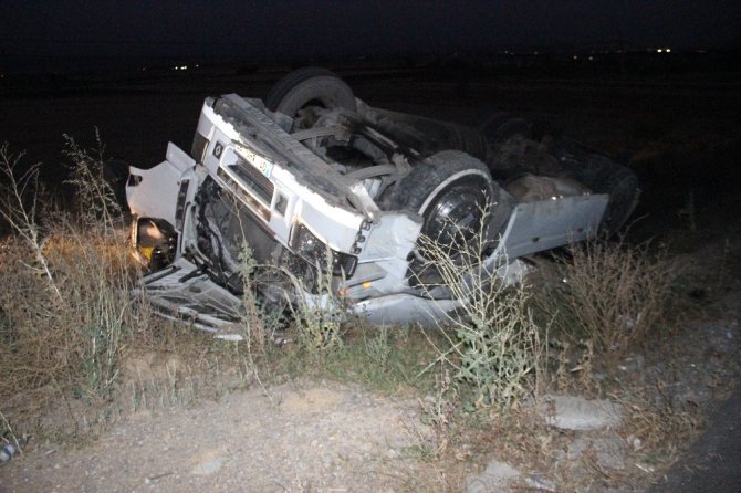 İnşaat malzemeleri taşıyan TIR takla attı: 1 ölü, 1 yaralı