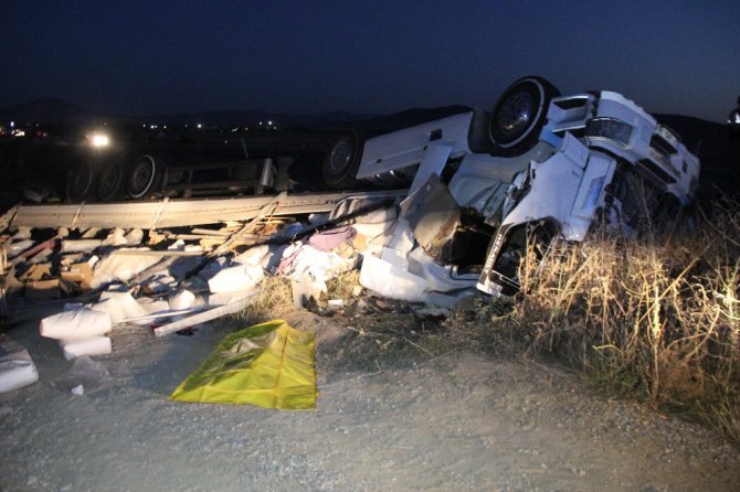 İnşaat malzemeleri taşıyan TIR takla attı: 1 ölü, 1 yaralı