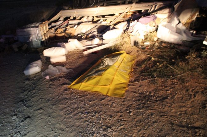 İnşaat malzemeleri taşıyan TIR takla attı: 1 ölü, 1 yaralı