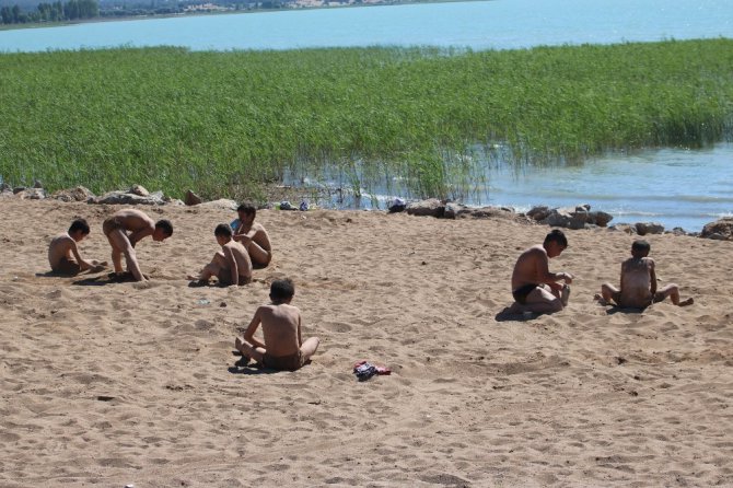 Beyşehir’de çocuklar için oluşturulan kumsaldan yetişkinlerde faydalanıyor