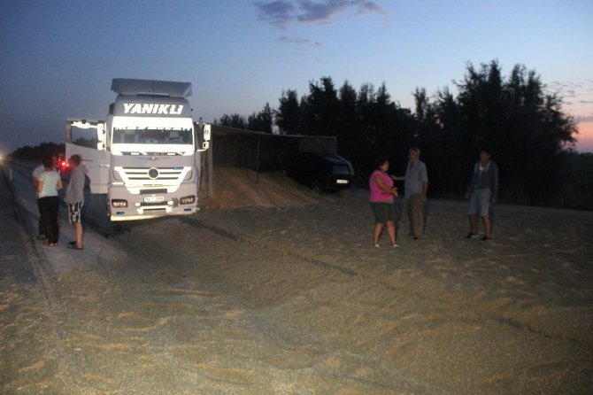 Otomobil devrilen tırın dorsesine girdi