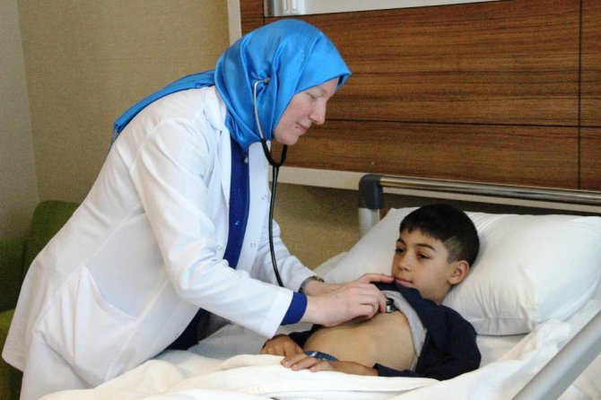 9 yaşındaki çocuğun delik kalbi ameliyatsız kapatıldı