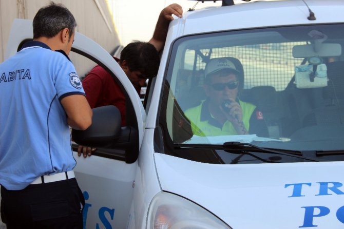 Sürücünün açık unuttuğu tır dorsesi üst geçide takılı kaldı