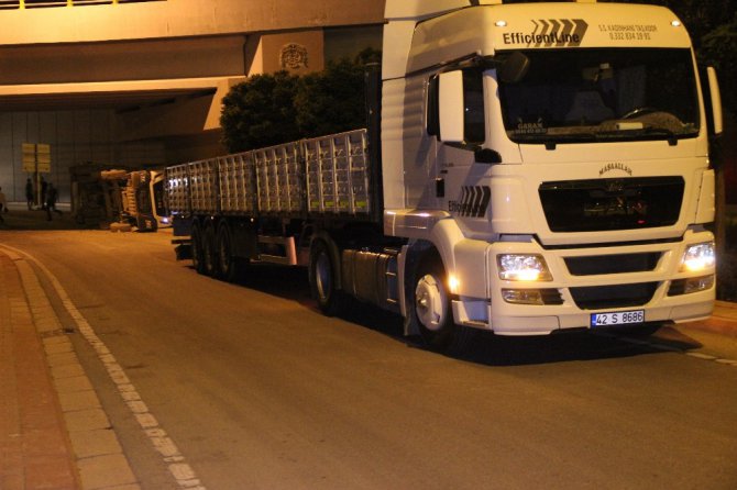 Virajı alamayan tır’ın kasasındaki kamyon yola düştü