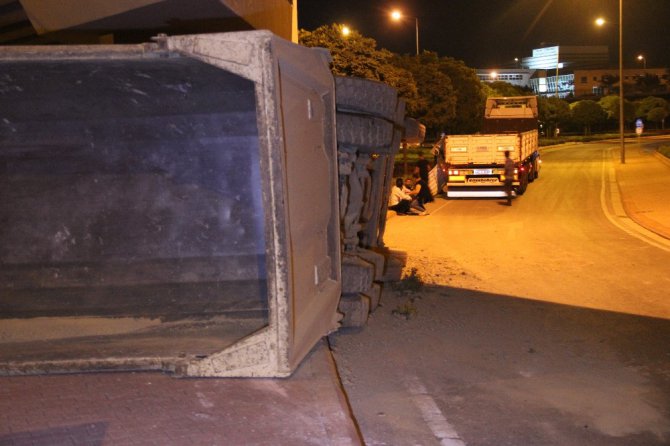 Virajı alamayan tır’ın kasasındaki kamyon yola düştü