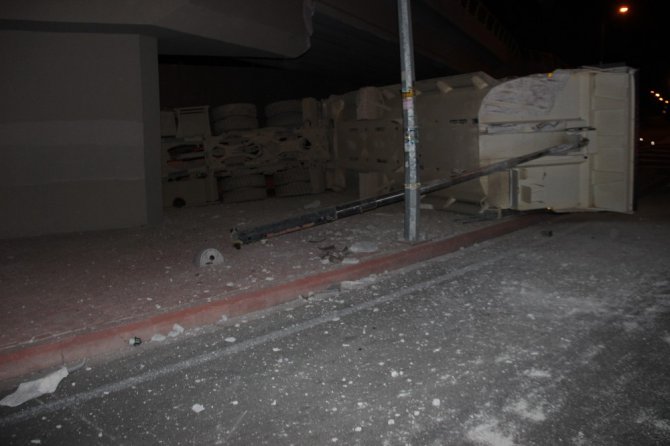 Virajı alamayan tır’ın kasasındaki kamyon yola düştü