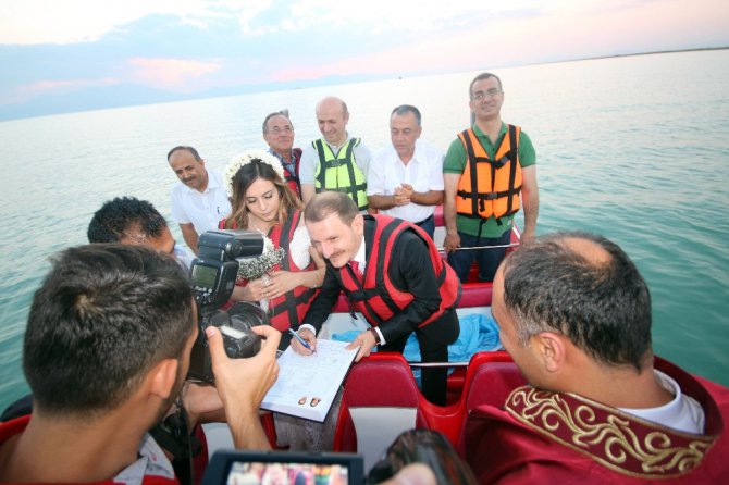 Göl ortasında jetboatta evlendiler