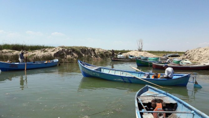 Beyşehir Gölü’nde bu defa balık değil ‘hayalet ağ’ avlıyorlar