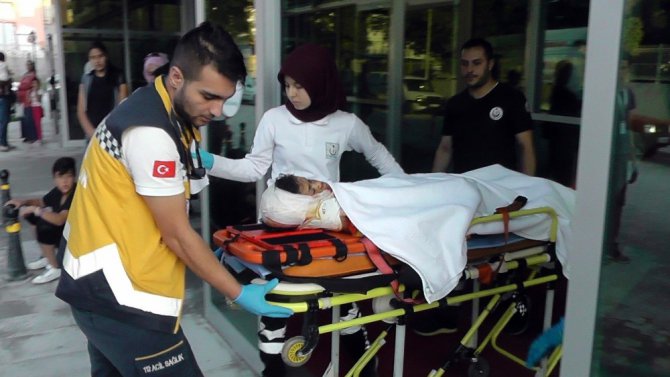 Lastiği patlayan kamyonet devrildi: 1 yaralı