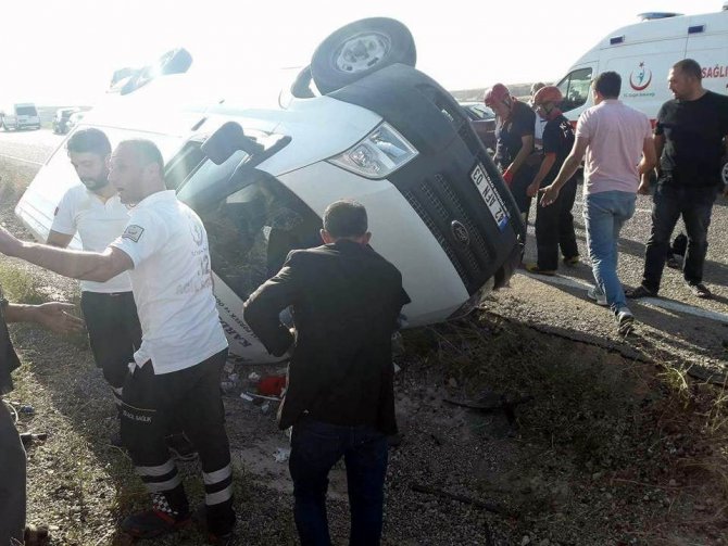 Lastiği patlayan kamyonet devrildi: 1 yaralı
