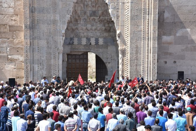 Sultanhanı ilçe olmayı kutluyor