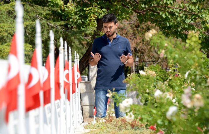 Konya’da mezarlıklarda ve şehitliklerde ziyaretçi yoğunluğu