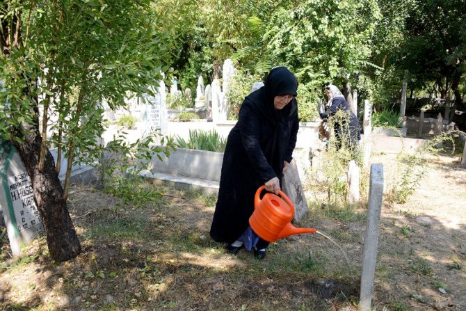 Konya’da mezarlıklarda ve şehitliklerde ziyaretçi yoğunluğu