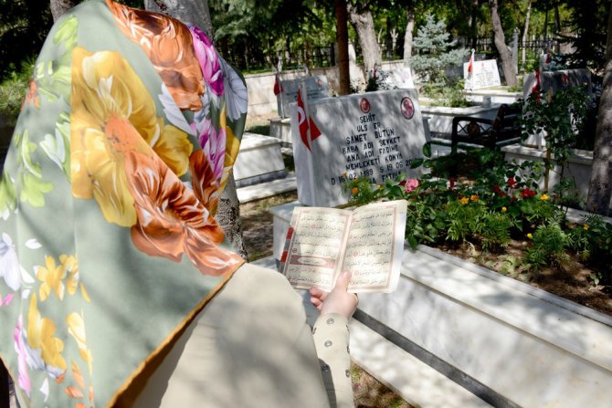Konya’da mezarlıklarda ve şehitliklerde ziyaretçi yoğunluğu