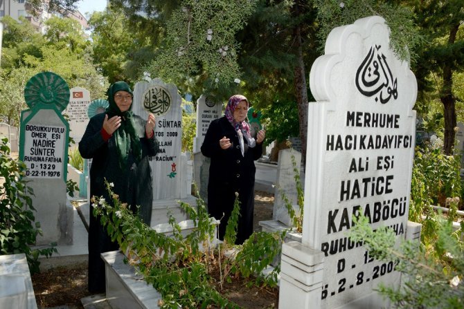Konya’da mezarlıklarda ve şehitliklerde ziyaretçi yoğunluğu