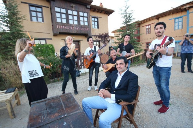 Sanatçıların köyünde ‘güvey okşaması’ canlandırıldı