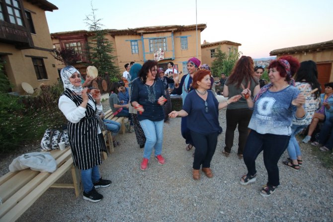 Sanatçıların köyünde ‘güvey okşaması’ canlandırıldı