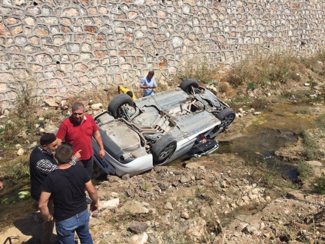 Otomobil dereye düştü, kadın sürücü boğulmaktan son anda kurtuldu