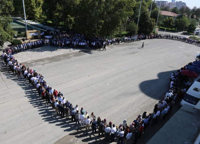 Konuk: “Samimiyetsiz bir dünyada yaşıyoruz, güçlü olmak zorundayız”