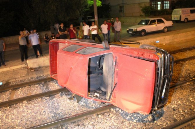 Kamyonet, hareket halindeki tramvayın önüne düştü