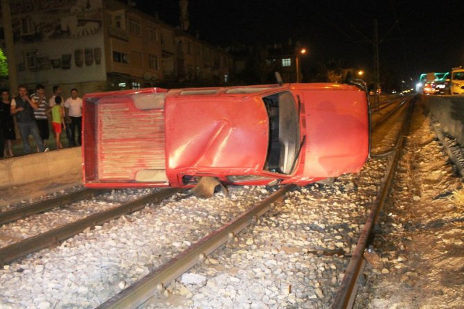 Kamyonet, hareket halindeki tramvayın önüne düştü