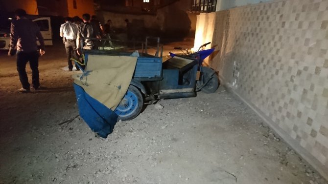 Dört kişiyi yaraladıktan sonra kaçan hırsızlık şüphelileri polisin üstüne araç sürdü