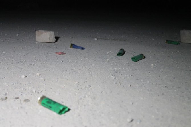 Dört kişiyi yaraladıktan sonra kaçan hırsızlık şüphelileri polisin üstüne araç sürdü