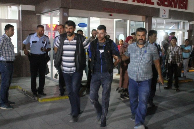 Dört kişiyi yaraladıktan sonra kaçan hırsızlık şüphelileri polisin üstüne araç sürdü