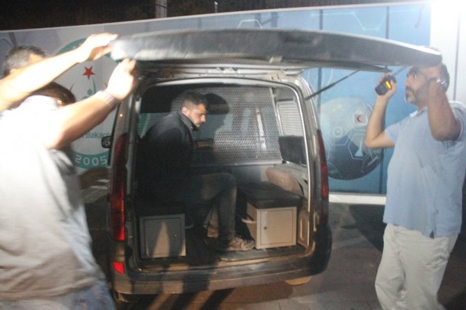 Dört kişiyi yaraladıktan sonra kaçan hırsızlık şüphelileri polisin üstüne araç sürdü
