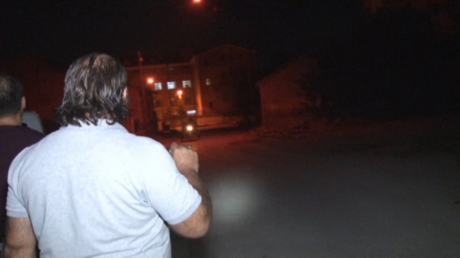 Dört kişiyi yaraladıktan sonra kaçan hırsızlık şüphelileri polisin üstüne araç sürdü