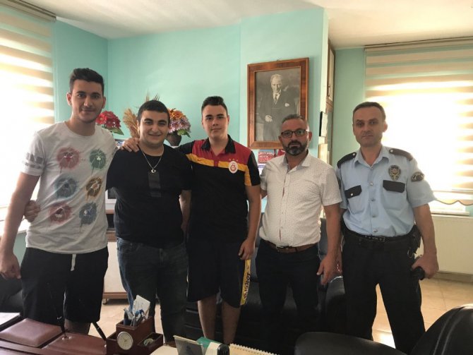 Terminalde bulduğu para dolu cüzdanı sahibine teslim etti