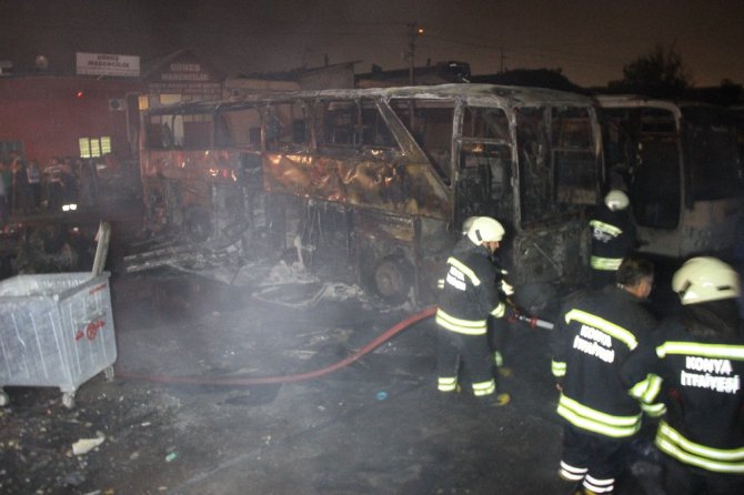 Kıvılcımdan ateş alan otobüsler alev alev yandı