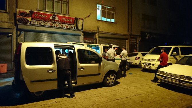 Eşi ve eve gelen misafirini bıçaklayarak öldürdü