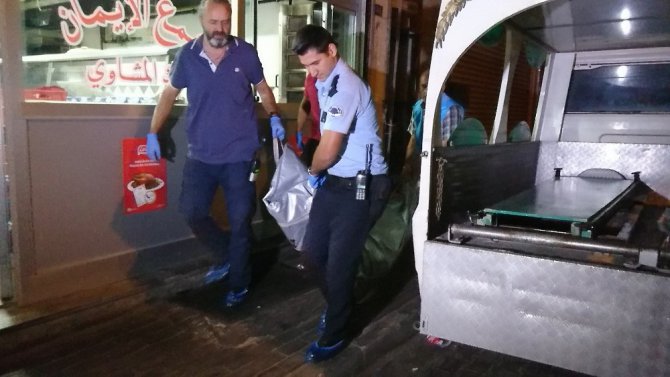 Eşi ve eve gelen misafirini bıçaklayarak öldürdü