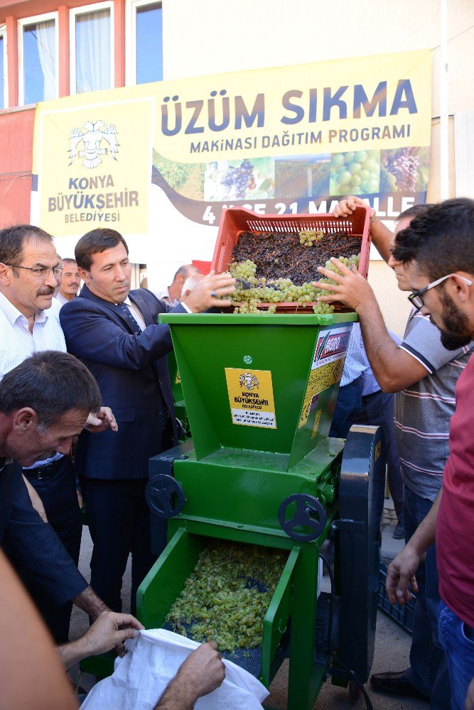 Büyükşehir’den üzüm üreticisine üzüm sıkma makinesi