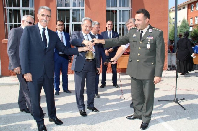 Akşehir Belediyesi’nden 2 bin 500 öğrenciye çanta ve kırtasiye seti