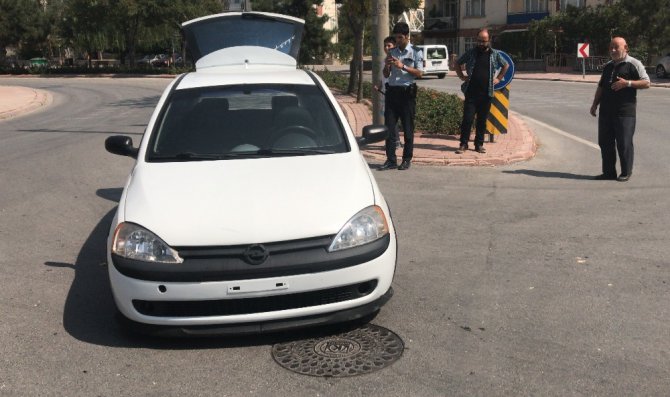 Polisin kovaladığı ehliyetsiz sürücü kaza yapıp aracı bırakarak kaçtı